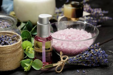 Lavanta, otlar, kozmetik ve karanlık masa üstü tuz aromatik bileşimi