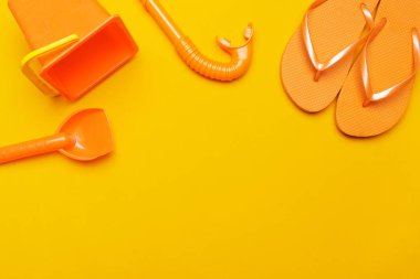 Kompozisyon beachwear ve sarı bir arka plan üzerinde aksesuar