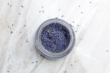 Masanın üzerine kurutulmuş lavanta