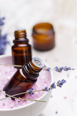 Lavanta vücut bakım ürünleri. Aromaterapi, spa ve doğal sağlık konsepti