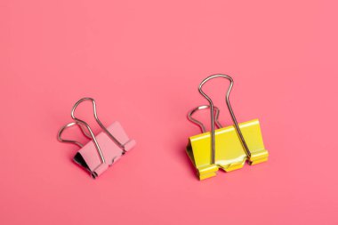 Office klip parlak pembe bir arka plan üzerinde Kapat