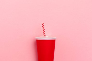 Lezzetli yaz renk arka plan üzerinde kokteyl ile düz yatıyordu kompozisyon