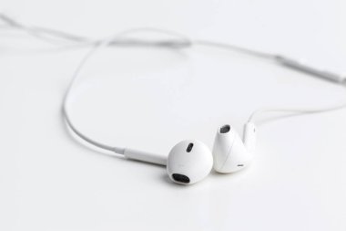 dijital müzik kulaklık izole beyaz arka plan kavramı 