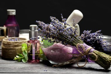 Lavanta, otlar, kozmetik ve karanlık masa üstü tuz aromatik bileşimi