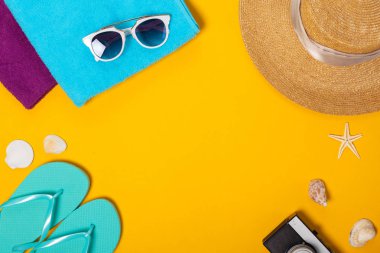 Yaz plaj aksesuarları ve deniz kabuklarını üstten görünüm kompozisyon