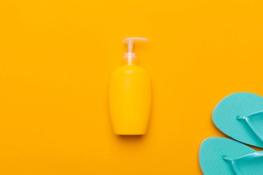 Yaz plaj flip flop renkli arka plan üzerinde