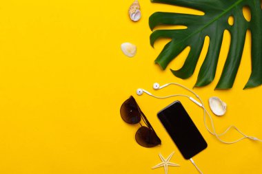 Kompozisyon beachwear ve sarı bir arka plan üzerinde aksesuar
