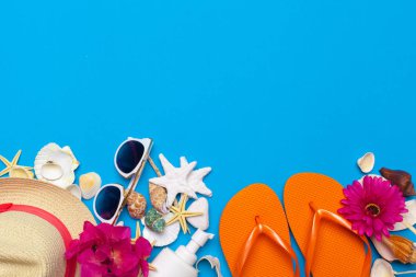 Beachwear ve aksesuarları mavi bir arka plan üzerinde