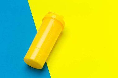 Sarı plastik protein shaker canlı arka plan üzerinde