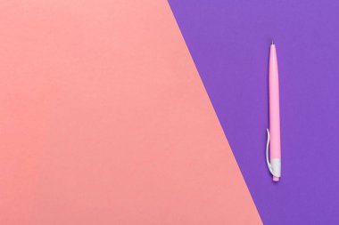 Tükenmez kalem üstten görünüm renkli arka plan üzerinde