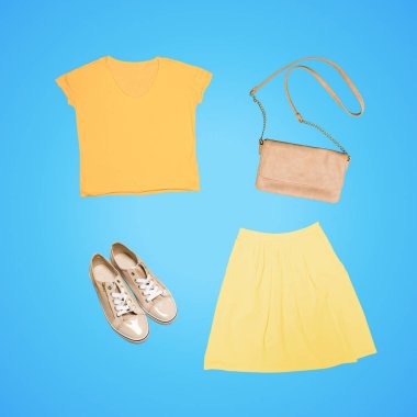 Bayan giyim ve aksesuarları mavi zemin üzerine set