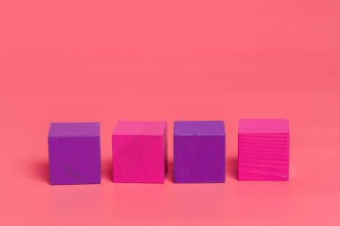 Pembe renkli arka plan üzerinde pembe ahşap küpleri