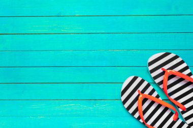 parmak arası terlik mavi ahşap zemin üzerine, yakın çekim