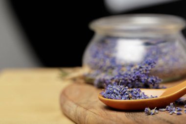 Avuç kurutulmuş lavanta ile ip bağladılar