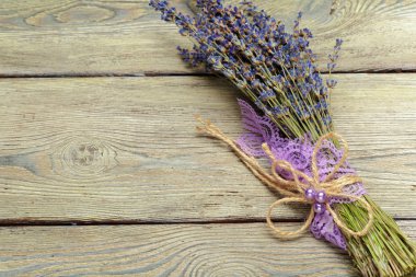 Ahşap arka plan üzerinde kurutulmuş lavanta demet