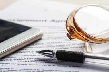 Gözlük, belge kağıtlara, yakın çekim 