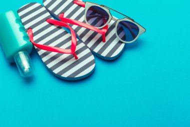 Beachwear ve aksesuarları mavi bir arka plan üzerinde