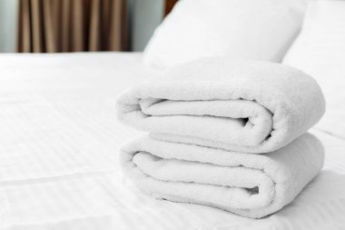 Otel müşterileri için misafir odasında beyaz havlu.