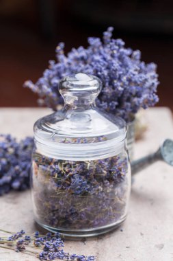 Masanın üzerine kurutulmuş lavanta