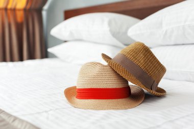 Otel yatakta kavramı tatil şapka.