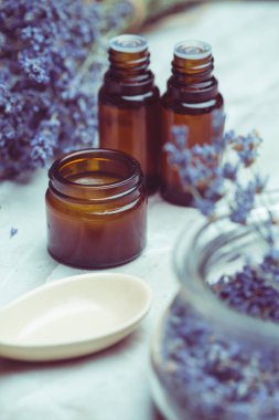 Lavanta vücut bakım ürünleri. Aromaterapi, spa ve doğal sağlık konsepti