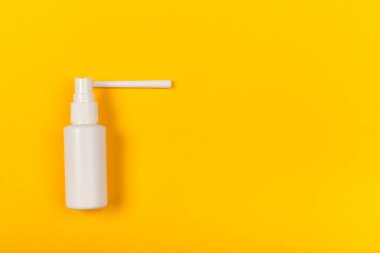 İlaç sprey şişe parlak arka plan üzerinde Kapat