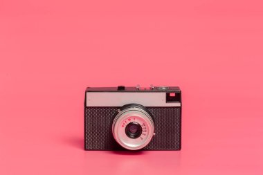 Vintage fotoğraf makinesinde pembe arka plan önden görünüm