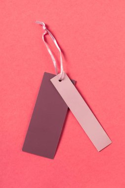 Boş tebrik kartı veya pembe bir arka plan üzerinde etiketi 