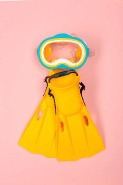 renkli arka plan üzerinde sarı palet, yakın çekim