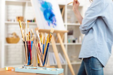 Resim kaynakları fırçalar ve şövale, işyeri sanatçı.  