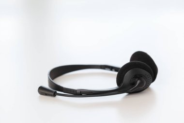 masanın üzerinde ses kulaklık