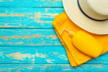 Plaj aksesuarları ahşap arka plan üzerinde düz lay 