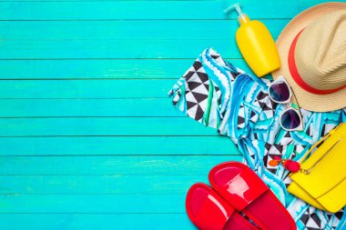 Renk ahşap arka plan üzerinde mayo ile kompozisyon