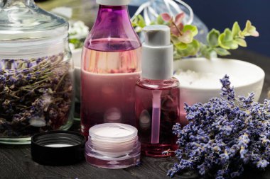 Lavanta, otlar, kozmetik ve karanlık masa üstü tuz aromatik bileşimi