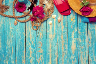 Parlak mavi ahşap arka plan üzerinde kadın plaj aksesuarları bileşimi