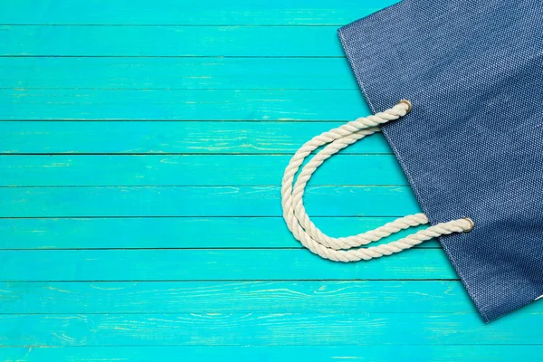 Stofffarbene Strandtasche Auf Hellblauem Holzhintergrund — Stockfoto