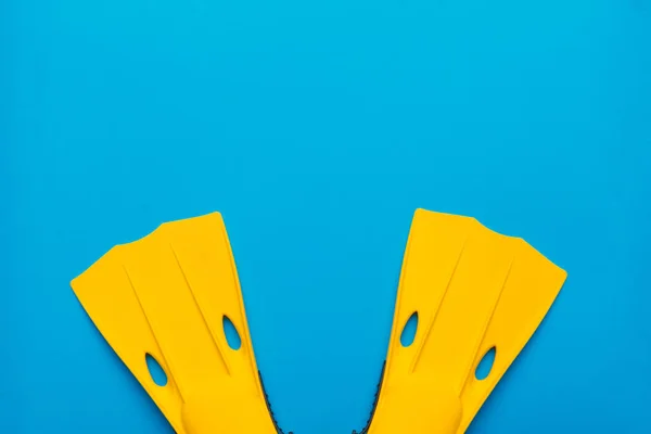 Renkli Arka Plan Üzerinde Sarı Yüzme Palet — Stok fotoğraf
