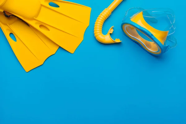 Zářivě Žluté Ploutve Potápěčské Masky Pulzující Pozadí — Stock fotografie