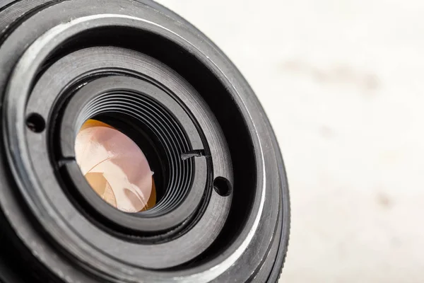 Κοντινό Πλάνο Του Σύγχρονη Φωτογραφική Μηχανή Φακού Επάνω Ελαφρύς Υπόβαθρο — Φωτογραφία Αρχείου
