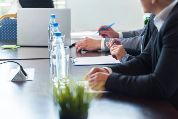 Geschäftsleute Arbeiten Gemeinsam Konferenztisch — Stockfoto