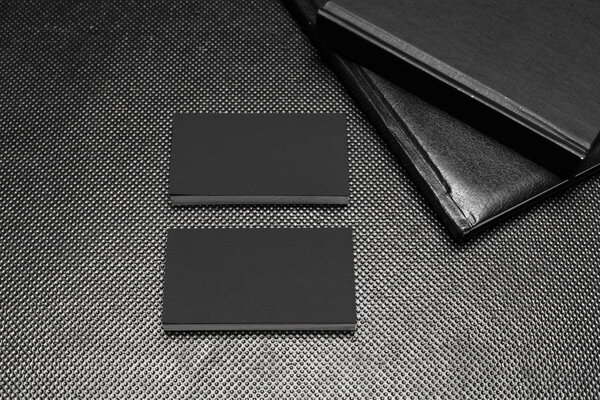 Черный лист бумаги макет на черном фоне
