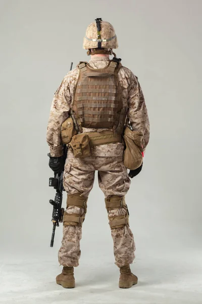 Soldat Tarnuniform Hält Gewehr — Stockfoto