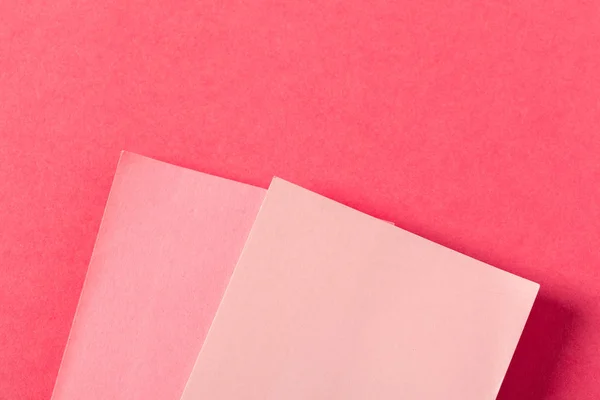 ピンク色の背景上の白紙部分 — ストック写真