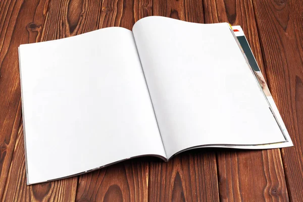 在木质背景上打开设计副本空间的空白日记帐页 — 图库照片
