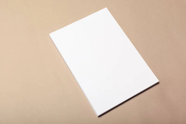 Blankt Papper Stycken För Håna Upp Beige Bakgrund — Stockfoto