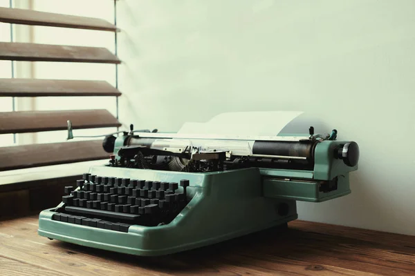 Primer Plano Máquina Escribir Verde Vintage —  Fotos de Stock