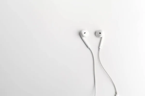 Concepto Música Digital Auriculares Aislados Fondo Blanco — Foto de Stock