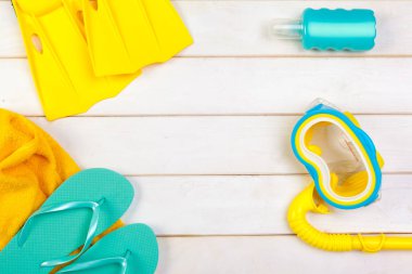 Parlak sarı palet ve canlı artalanları dalış maske