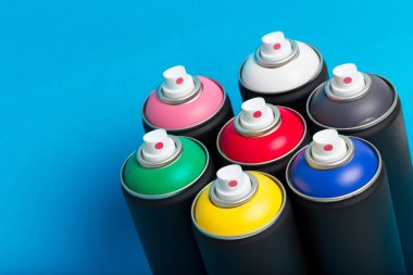 renkli arka plan, sokak sanatı üzerine dinç şişeler