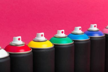 renkli arka plan, sokak sanatı üzerine dinç şişeler